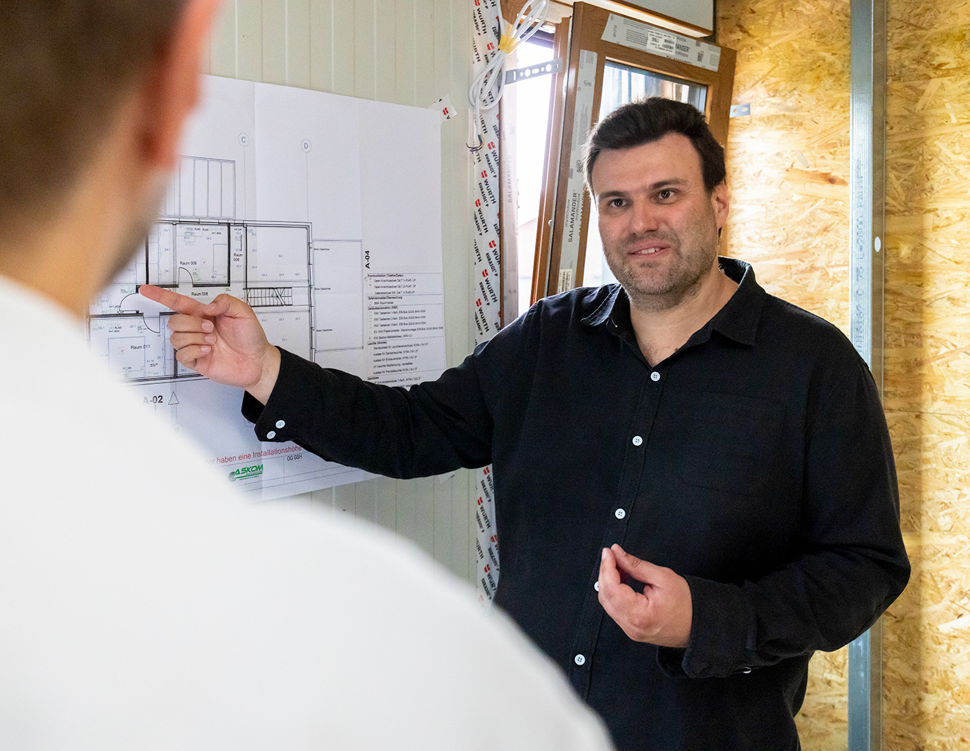 Christoph Jenner erklärt anhand eines Grundrisses die Planung seines Green Steel Home.