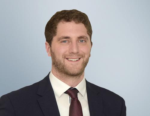 Jörn Klare, Experte für Außenhandelspolitik, Märkte und Statistik bei der Salzgitter AG, im Porträt Porträtfoto von Jörn Klare, Experte für Außenhandelspolitik, Märkte und Statistik bei der Salzgitter AG. Er trägt einen dunklen Anzug und blickt freundlich in die Kamera vor einem hellen Hintergrund.