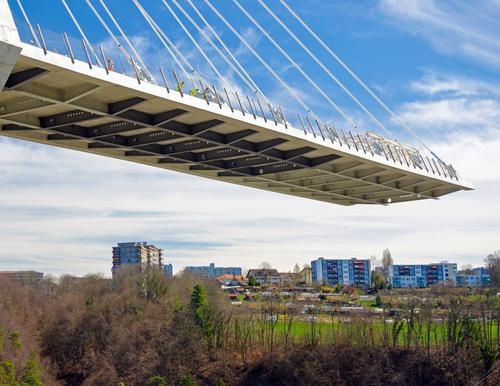 Brücke im Bau von schräg unten. Brücke im Bau von schräg unten.