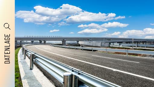 Autobahnkreuzung mit Brücken und Überführungen Mehrspurige Autobahnkreuzung mit Brücken und Überführungen unter bewölktem Himmel.