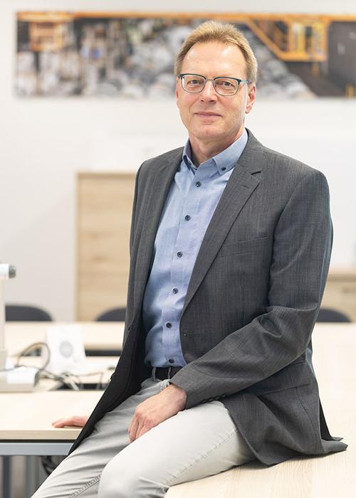 Porträt von Ralph Schaper, Leiter der Energiewirtschaft von Salzgitter Flachstahl. Ralph Schaper, Leiter der Energiewirtschaft von Salzgitter Flachstahl, sitzt in einem Büro und blickt in die Kamera.