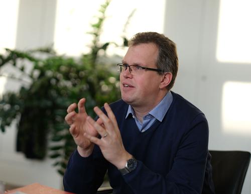 Markus Krieger, Head of Materials Characterization at SZMF, in an interview situation. Markus Krieger, Head of Materials Characterization at SZMF, in an interview situation.