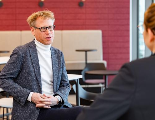 [Translate to Englisch:] Friedrich Ellebrecht, Leiter Operative Excellenz im Gespräch