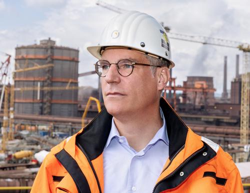 Gunnar Groebler, CEO der Salzgitter AG, vor der SALCOS-Baustelle Gunnar Groebler, CEO der Salzgitter AG, vor der SALCOS-Baustelle mit Stahlkonstruktionen und Industrieanlagen im Hintergrund.