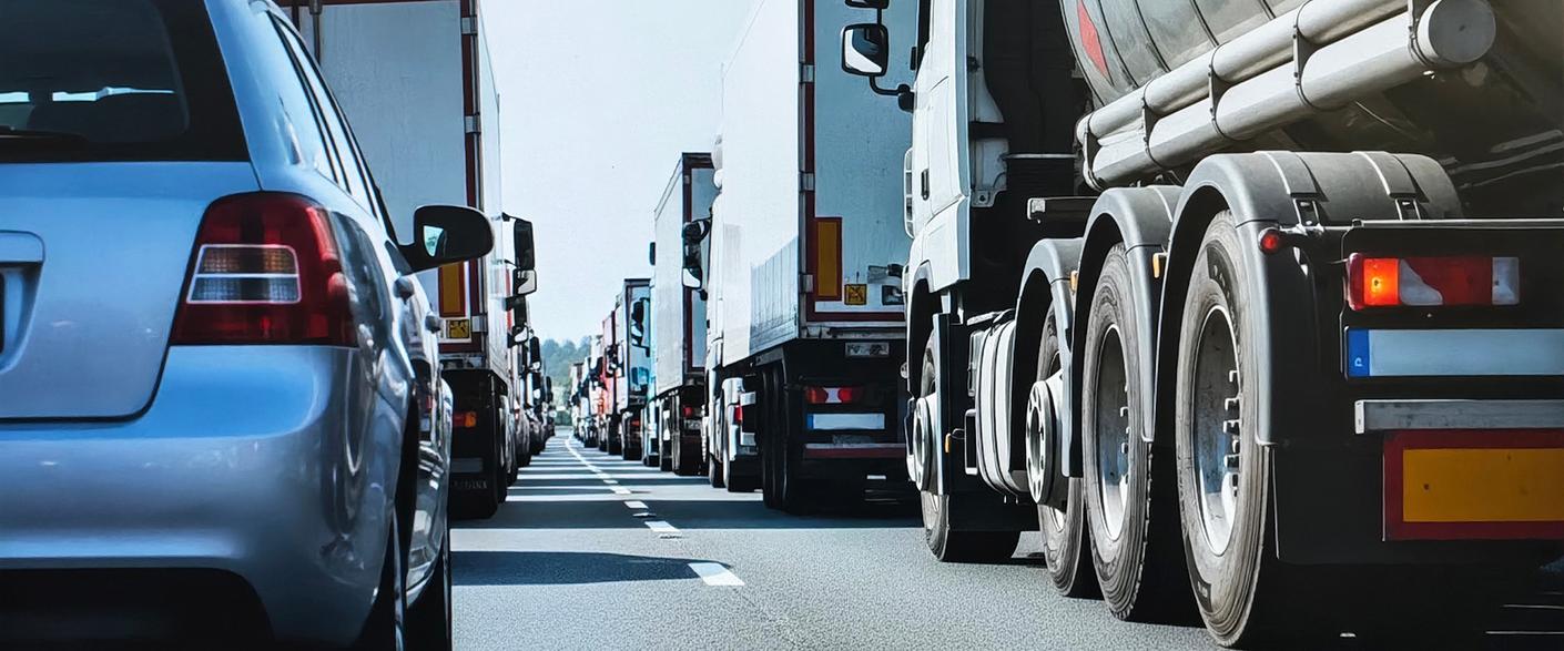 Dichter Verkehr auf einer Autobahn mit PKW und LKW im Stau, Rückansicht der Fahrzeuge. Dichter Verkehr auf einer Autobahn mit PKW und LKW im Stau, Rückansicht der Fahrzeuge.