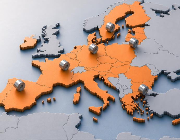 Dreidimensionale Europakarte: Die EU-Staaten sind orange hervorgehoben, die übrigen Länder in Grau. Auf mehreren EU-Ländern stehen silberne Stahlcoils als Symbol für die europäische Stahlindustrie und deren Schutz vor Überkapazitäten.