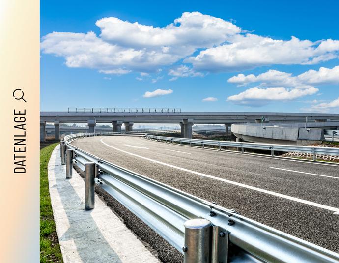 Mehrspurige Autobahnkreuzung mit Brücken und Überführungen unter bewölktem Himmel.
