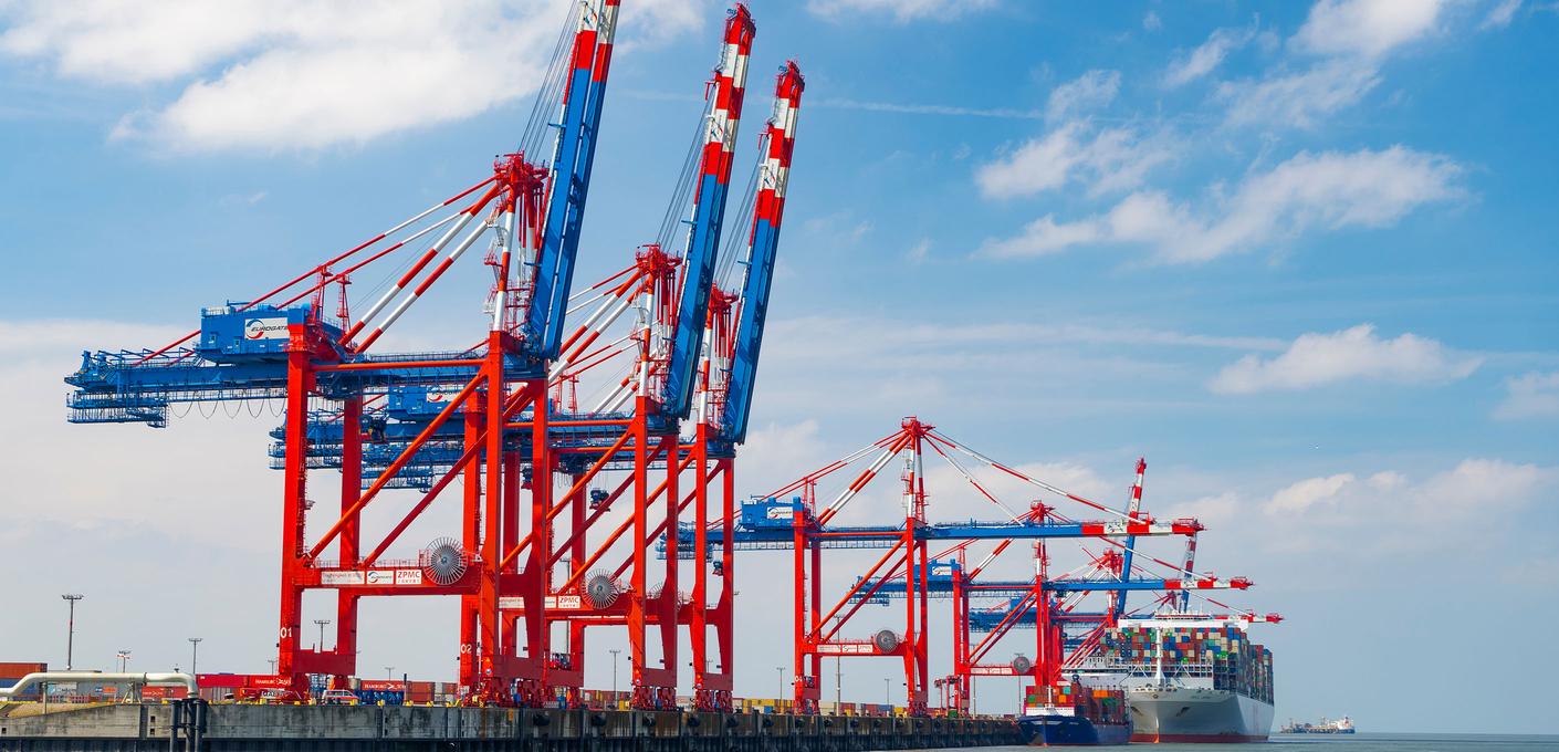 Ship unloading at the JadeWeserPort in Wilhelmshaven