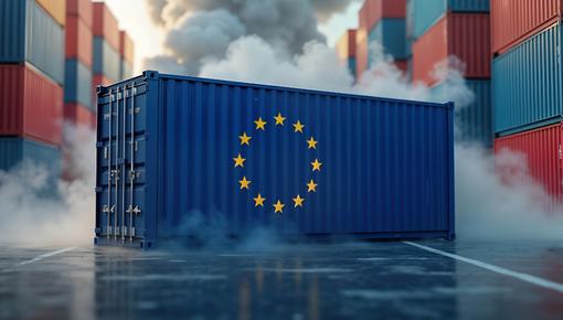 Schiffscontainer mit EU-Sternenkreis Blauer Schiffscontainer mit EU-Sternenkreis steht zwischen weiteren Containern auf einem Hafengelände, umgeben von aufsteigendem Dampf oder Nebel.