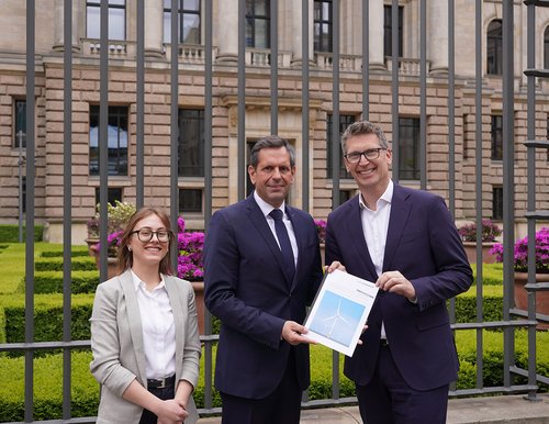 Übergabe der Offshore-Windkraft-Studie Niedersachsens Ministerpräsident Olaf Lies (Mitte) erhält von BWO-Geschäftsführer Stefan Thimm und Koordinatorin Sophie Franzen die aktuelle Studie zur Wertschöpfung der Offshore-Windkraft. Alle drei stehen nebeneinander und halten das Dokument gemeinsam in die Kamera.