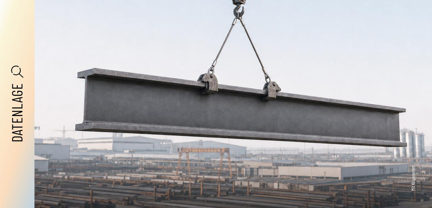 Stahlträger am Kran, im Hintergrund Industrieglände. Ein großer Stahlträger hängt an zwei Hebeklemmen eines Krans, im Hintergrund sind Industriegelände zu sehen.