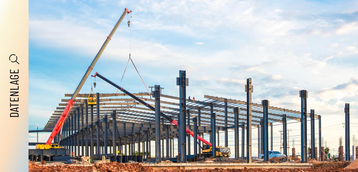 Baustelle und Stahlkonstruktion eines Industriegebäudes Baustelle mit Kran und Stahlkonstruktion eines Industriegebäudes.