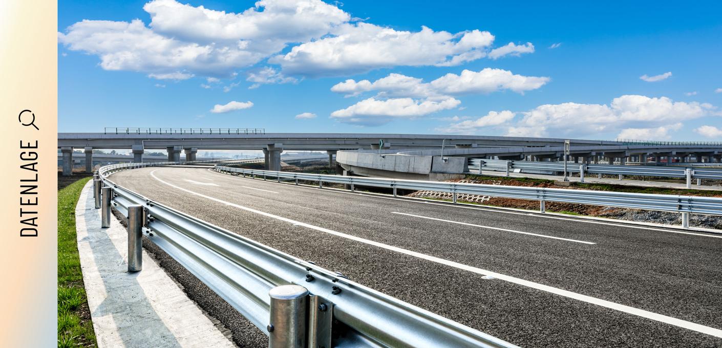 Autobahnkreuzung mit Brücken und Überführungen Mehrspurige Autobahnkreuzung mit Brücken und Überführungen unter bewölktem Himmel.