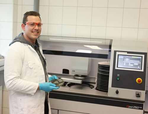 Timo Barthelmes, metallographer at SZFG, at a workplace in the laboratory. Timo Barthelmes, metallographer at SZFG, at a workplace in the laboratory.