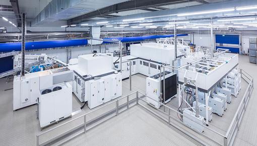 InnoPET FreshSafe Blockmaschine aus Blomax und Plasmax. Industrielle Blockmaschine in einer hellen Produktionshalle, die Streckblasen von PET-Flaschen und deren Innenbeschichtung in einer integrierten Anlage verbindet.